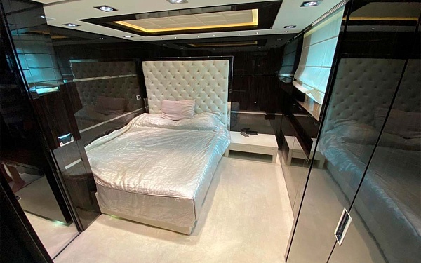 Аренда моторной яхты Azimut 116 в Сочи